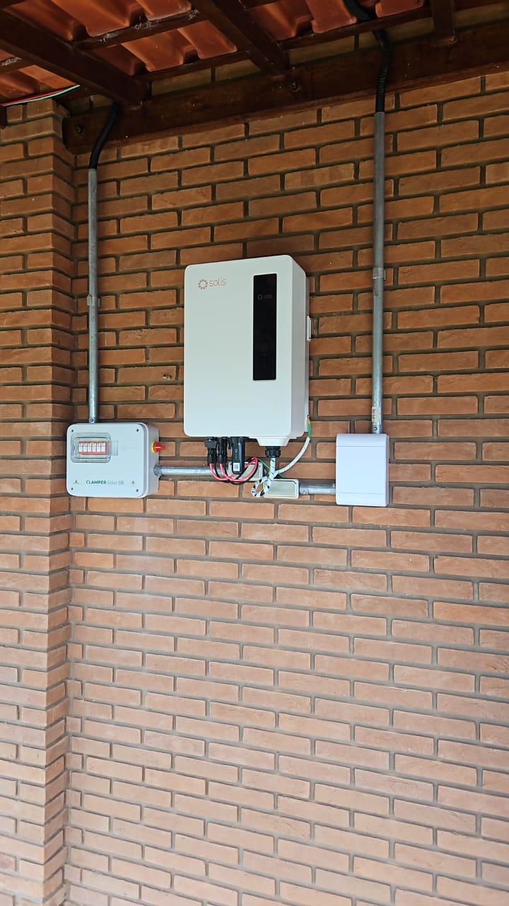 Inversor e proteções elétricas instalados em projeto acompanhado pela EvoluTrend